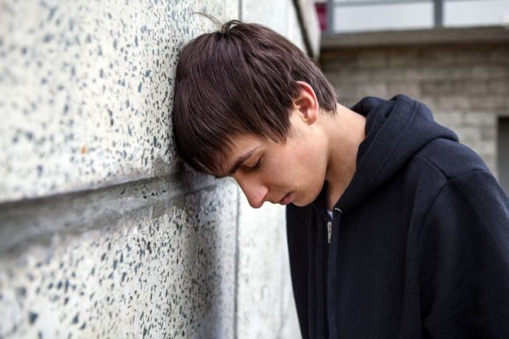 web-wall-guy-sad-suicide-shutterstock_345819584-sabphoto-ai.jpg