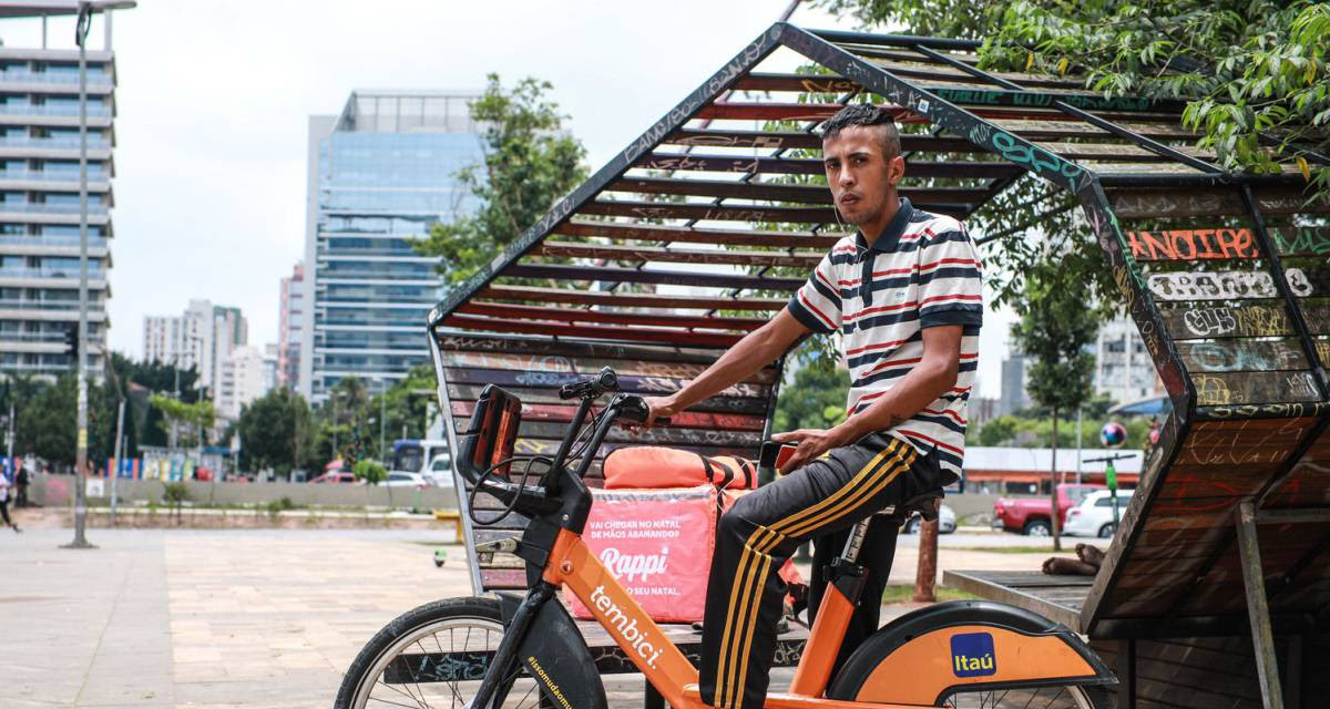 O Brasil se equilibra sobre uma bicicleta alugada