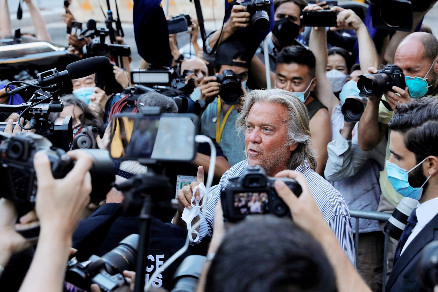 Steve Bannon, ex-estrategista, ao deixar a Corte Federal de Manhattan, em 20 de agosto, após ser acusado de fraude e conspiração.