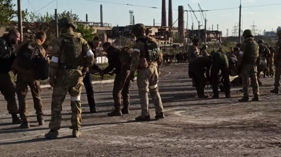 BEKIJK: Oekraïense strijders bij Azovstal geven zich over aan Rusland