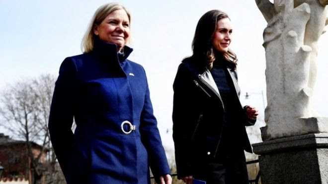 A primeira-ministra Sanna Marin (dir.) encontrou-se com a líder sueca Magdalena Andersson em Estocolmo para discutir a entrada na Otan