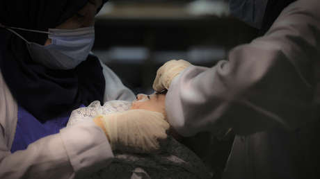 La trágica historia detrás de la foto del bebé rescatado de los escombros tras el ataque israelí a un campamento de refugiados en Gaza