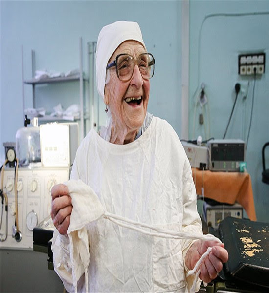 با پیرترین جراح زن دنیا آشنا شوید (عکس)