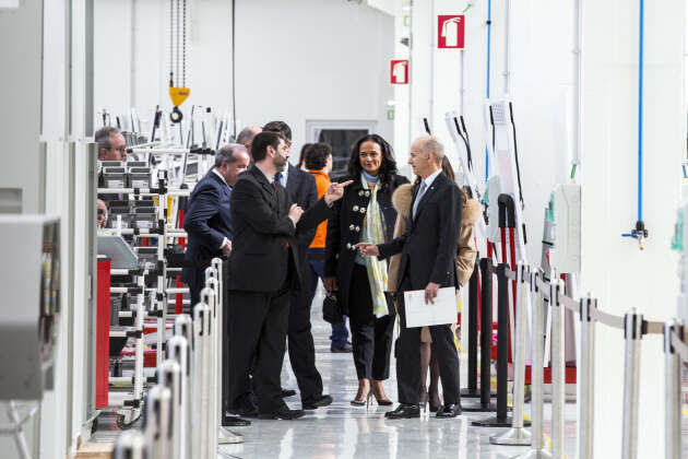 Isabel dos Santos (au centre), lors de l’inauguration, à Maia (Portugal), en février 2018, d’une unité de production électrique du groupe portugais Efacec, dont elle est actionnaire.