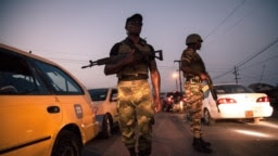 Des soldats de la 21e Brigade d'infanterie motorisée patrouillent dans les rues de Buea, région du Sud-Ouest du Cameroun, le 26 avril 2018.