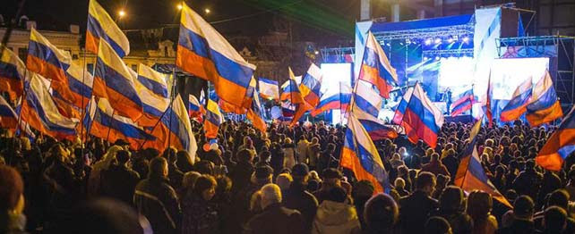 Miles de personas se concentran en la Plaza Lenin de Simferopol, la capital de Crimea.