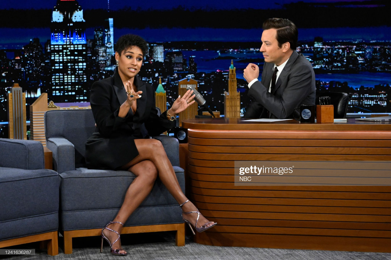 0516b4d3 d4a6 4f1d ccc5 9e84bfcb6a74 - Actriz Americana  Ariana Debose usa  sandalias de Jimmy Choo  para su aparición en "The Tonight Show ".
