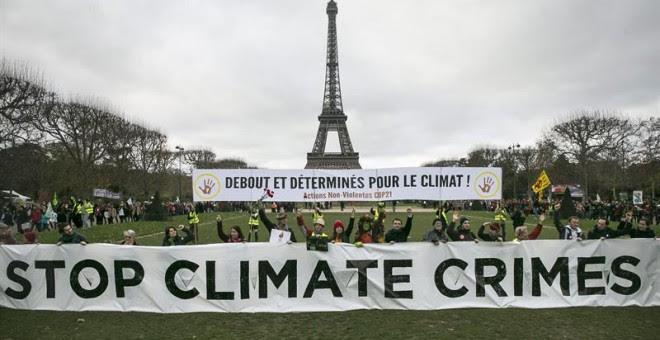 Varios manifestantes rechazan las conclusiones de la COP21. EFE
