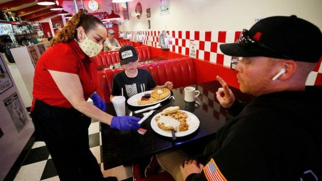 garçonete atendendo cliente em restaurante dos EUA