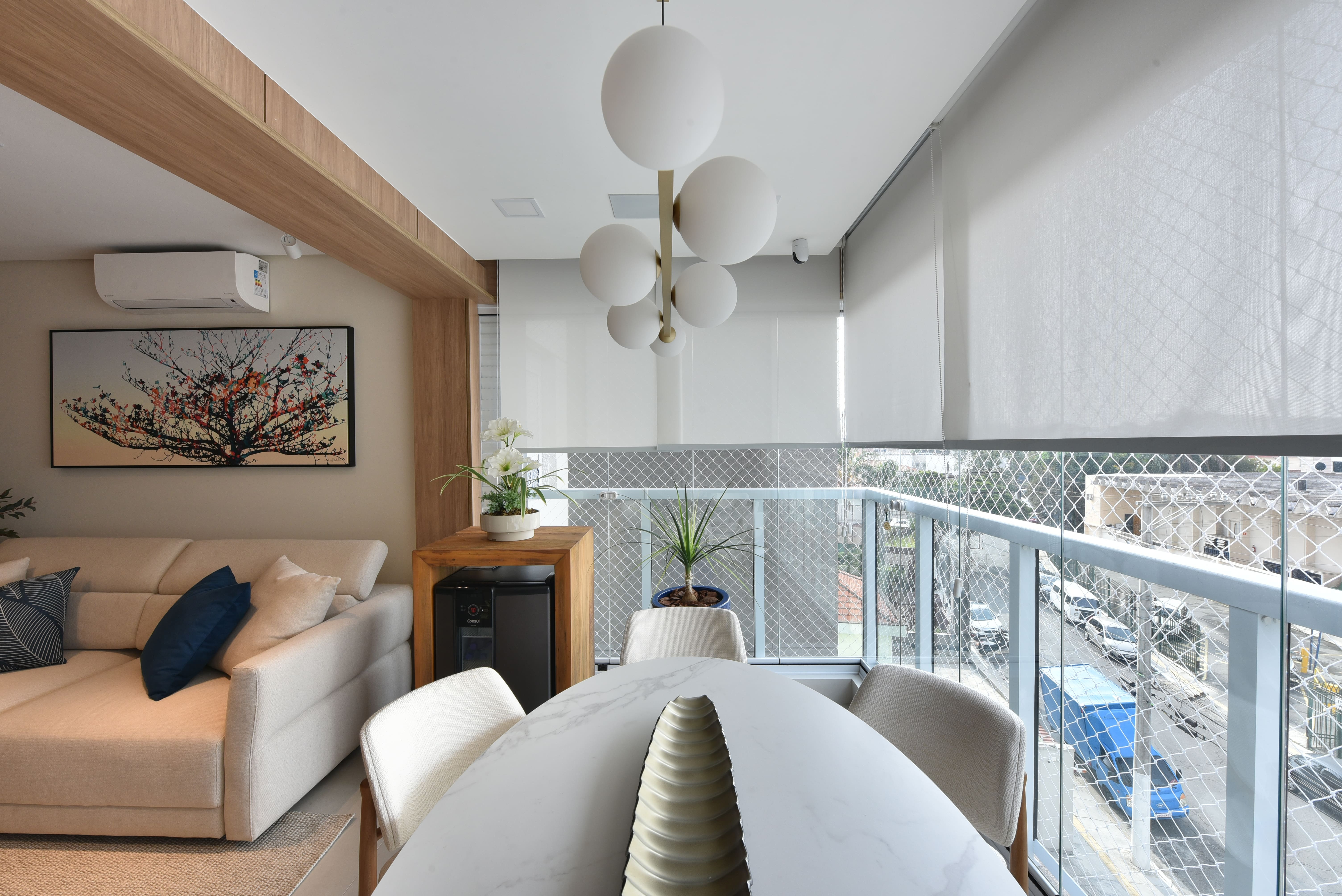 Ao integrar a sala de estar com a varanda, a arquiteta Rosangela Pena investiu na lâmina ultracompacta para produzir a mesa oval | Foto: Sidney Doll