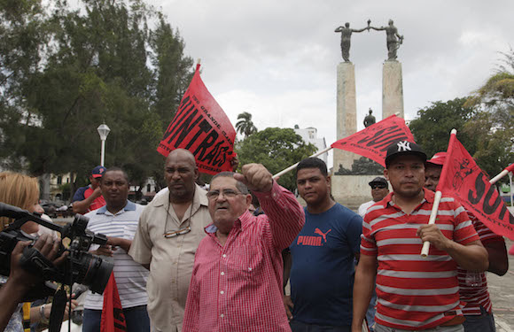 Solidaridad con Cuba frente a la embajada den Panama. Foto: Ismael Francisco/Cubadebate.