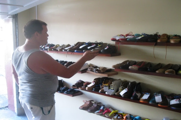 Un cubano mira los zapatos de cuero