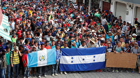 Integrantes de una caravana centroamericana se dirigen hacia la frontera con la esperanza de cruzar a México, el 28 de octubre de 2018.