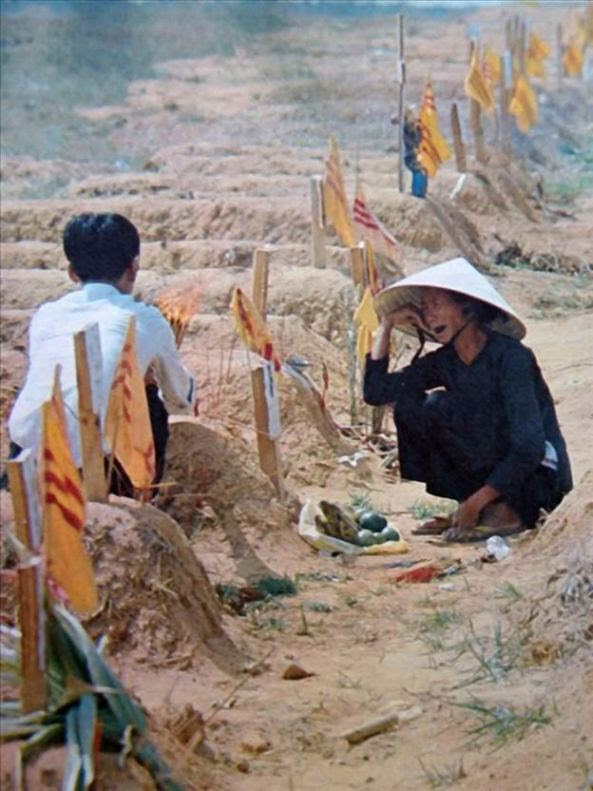 Người mẹ bên nấm mộ mới chôn (1972)