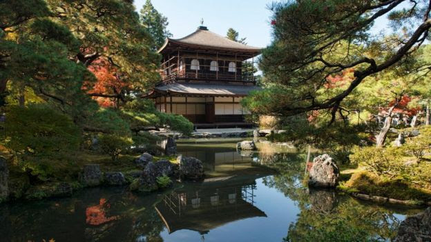 Mặc dù không được lộng lẫy như ngôi đền chị Kinkakuji của nó, đền Ginkakuji ở Kyoto thể hiện một nguồn sâu sắc hơn về vẻ đẹp