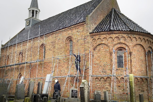 Los terremotos causaron daños en esta iglesia de Oldenzijl, Groningen. Foto Reyer Boxem