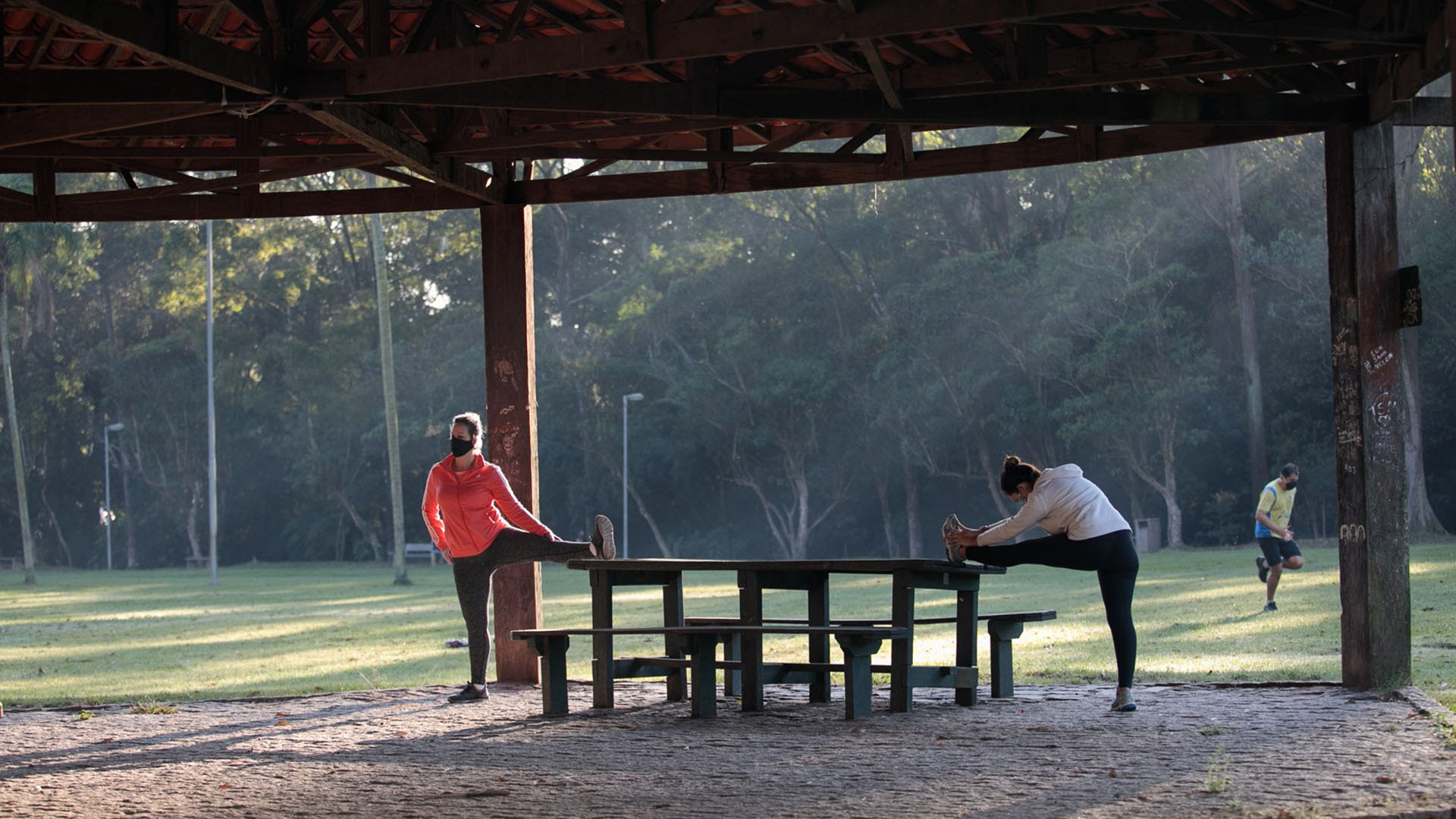 Dos personas haciendo deporte en un parque (Patricia Monteiro/Bloomberg)