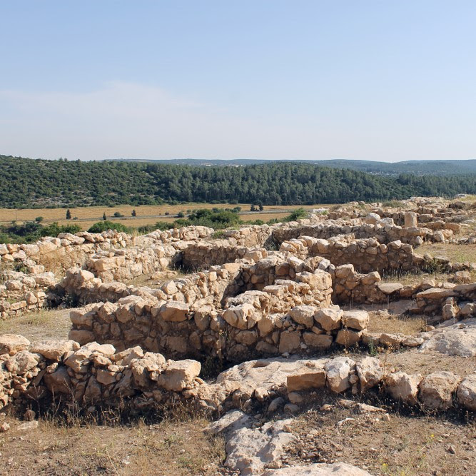 Khirbet Qeiyafa- Ubicación estratégica asociada al Reino de Judá y objeto de debate entre los arqueólogos sobre si contenía el palacio del rey David.