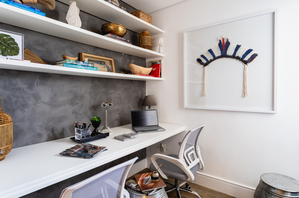 Bem projetado, o segundo dormitório transformado em home office, entrega todos os atributos para a execução das atividades profissionais | Projeto da Etri Arquitetos | Foto: Divulgação