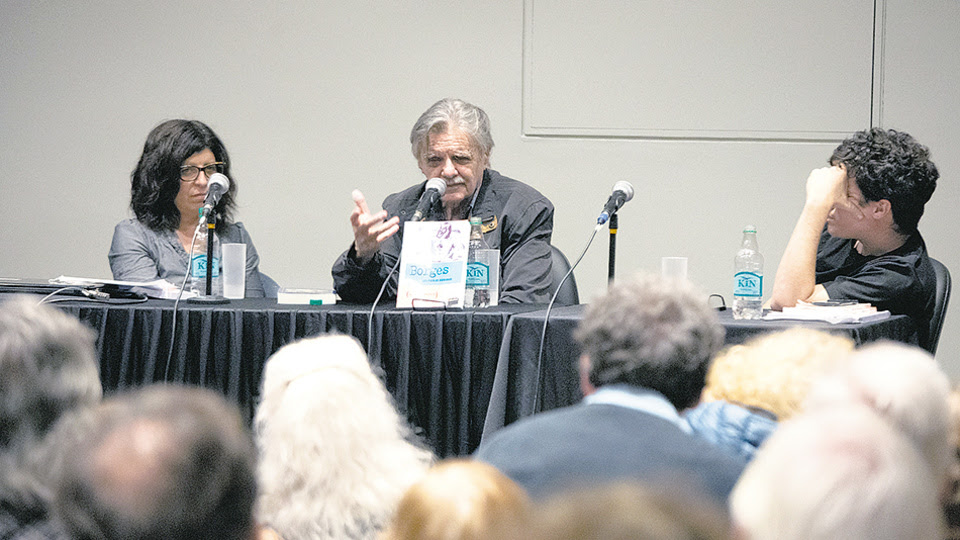González junto a María Pia López y Juan Laxagueborde.