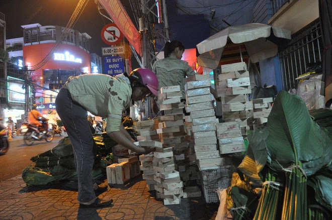 Phiên chợ lá dong gần gũi, thân thương mỗi khi Tết đến ở Sài Gòn - Ảnh 6. Phiên chợ lá dong gần gũi, thân thương mỗi khi Tết đến ở Sài Gòn - Ảnh 6.