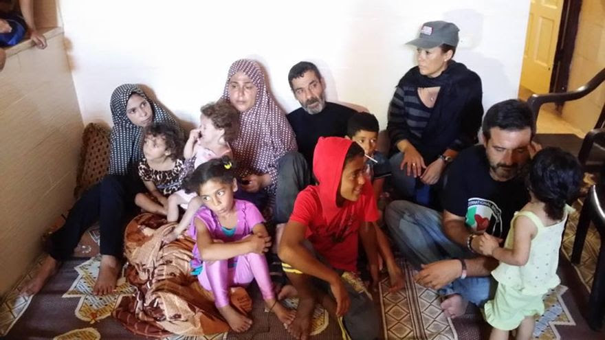 Manu Pineda y Valeria Cortés, con una familia palestina en la Franja de Gaza. / Foto cedida por Unakidum