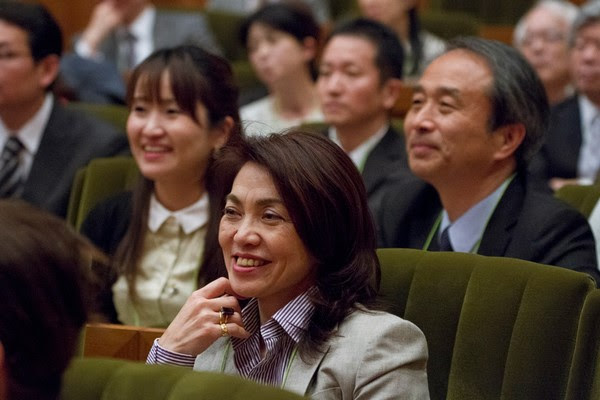 Thính giả đang chăm chú lắng nghe đức Đạt Lai Lạt Ma chia sẻ Pháp thoại với Hiệp hội Bác sĩ tại sảnh khách sạn Tokyo, Nhật Bản. 04/04/2015. (Ảnh: Jeremy Russell)