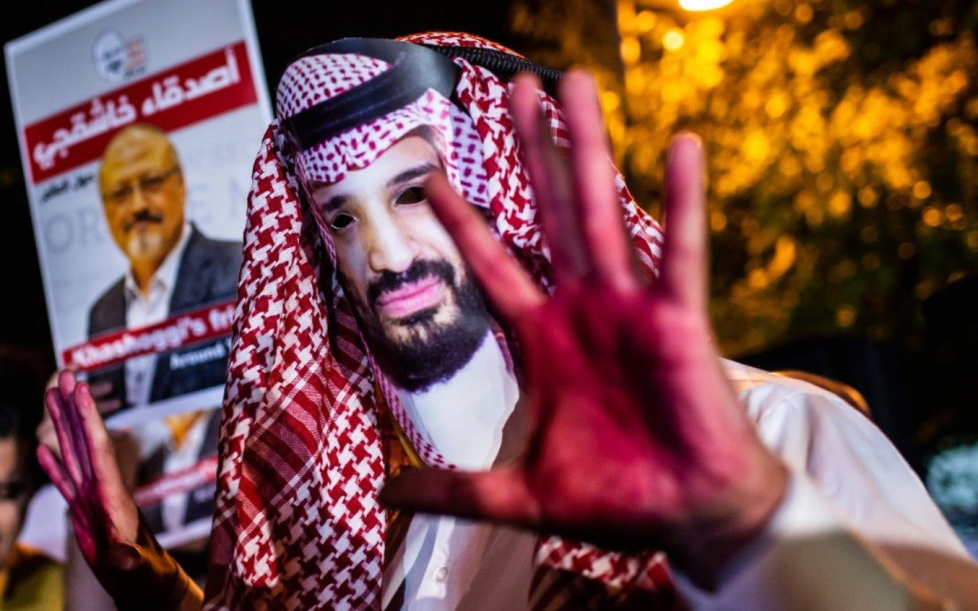 Un manifestant porte un masque représentant le prince héritier saoudien lors d’une manifestation contre le meurtre du journaliste Jamal Khashoggi, en 2018 (AFP)