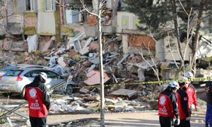 На фото: разрушенные землетрясением здания в Газиантепе, Турция.