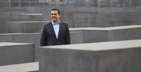 El primer ministro griego, Alexis Tsipras, en su visita al Memorial del Holocausto, en Berlín. REUTERS/Hannibal Hanschke