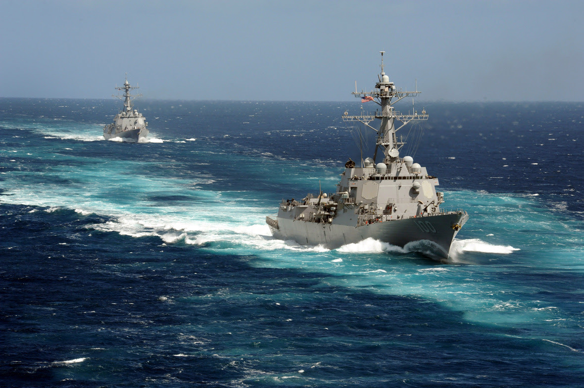 US Navy 110518-N-ZQ631-002 The Arleigh Burke-class guided-missile destroyers USS Kidd  DDG 100  and USS Pinckney  DDG 91 are underway in the Pacifi