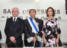 O novo presidente do TRT/CE entre o presidente do TST, ministro João Brito Pereira, e a vice-governadora do Ceará, Izolda Cela