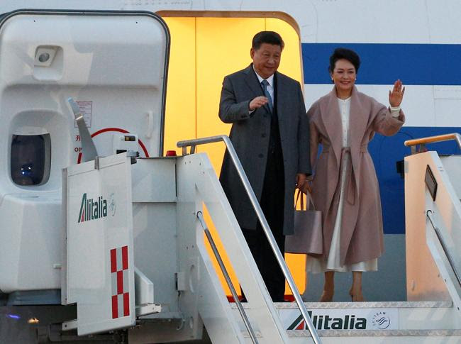 Il presidente cinese, Xi Jinping, e la first lady ieri a Fiumicino (REUTERS)