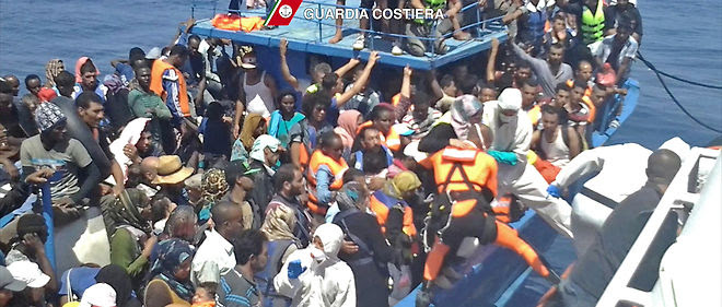 Des migrants sur un bateau intercepté par les garde-côtes italiens en août dernier.
