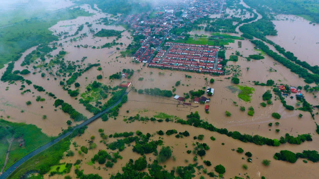 Chega a 18 total de mortos em enchentes que atingem 58 cidades na Bahia