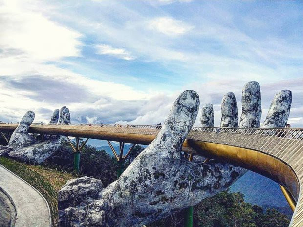 Ngắm tiên cảnh từ cây cầu vàng được nâng đỡ bởi đôi bàn tay khổng lồ siêu ấn tượng ở Đà Nẵng - Ảnh 2. Ngắm tiên cảnh từ cây cầu vàng được nâng đỡ bởi đôi bàn tay khổng lồ siêu ấn tượng ở Đà Nẵng - Ảnh 2.