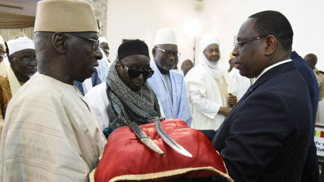 Le président sénégalais Macky Sall (R) reçoit l'épée El Hadj Omar Tall lors d'une cérémonie avec le Premier ministre français Edouard Philippe au palais de la République à Dakar, au Sénégal, le 17 novembre 2019.
