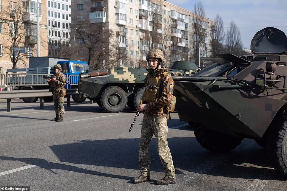 Ảnh: Ukraine bài binh bố trận ở Kiev để "nghênh đón" quân Nga - 7