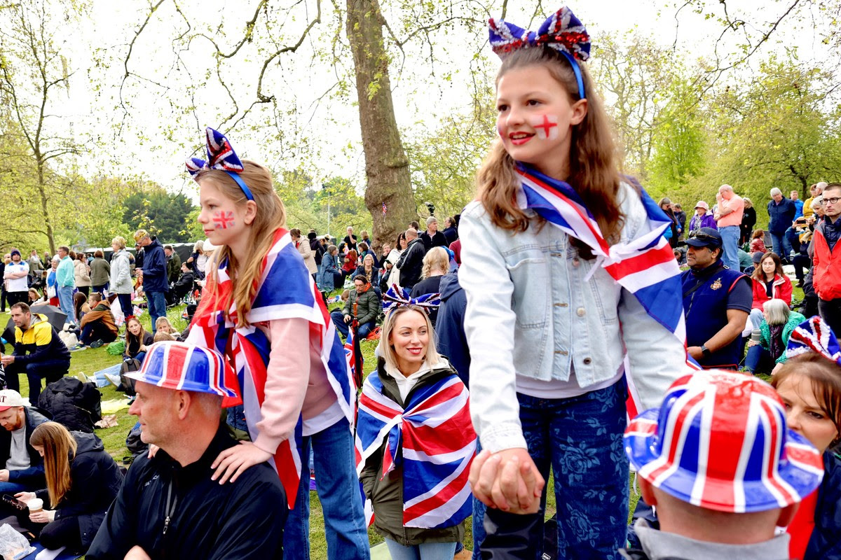 Mọi người chờ đợi trên The Mall để làm lễ đăng quang của Vua Charles và Nữ hoàng Camilla của Anh, tại London, Anh ngày 6 tháng 5 năm 2023. REUTERS/Kevin Coombs