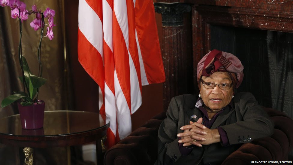 La presidente de Liberia, Johnson Sirleaf, habla durante una entrevista con Reuters en Bruselas. Reuters