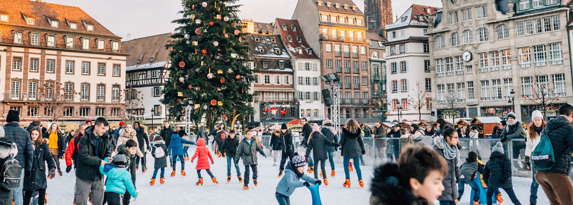 Mercado de Navidad de Estrasburgo, Francia.  La primera edición tuvo lugar en 1570