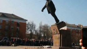 Raw: Lenin Statues Toppled Across Ukraine