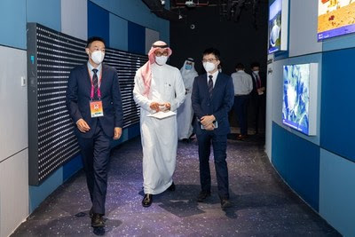 قام قادة الجناح الصيني والممثل الحكومي للجناح السعودي بزيارة نظام الإضاءة التفاعلي الذكي "كالظل يتبع" الخاص بأوببل للإضاءة