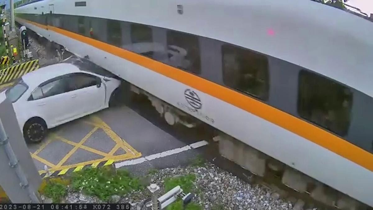 عكس ما يحدث دائماً.. شاهد لماذا اندفع قائد السيارة البيضاء نحو قطار مسرع