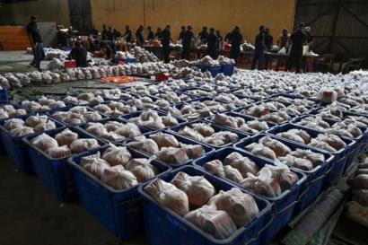 Sri Lankas Civil Defence Force personnel prepare packages of dry rations of food and commodities during a government-imposed nationwide lockdown as a preventive measure against the COVID-19 coronavirus, at a warehouse near Colombo on March 25, 2020.