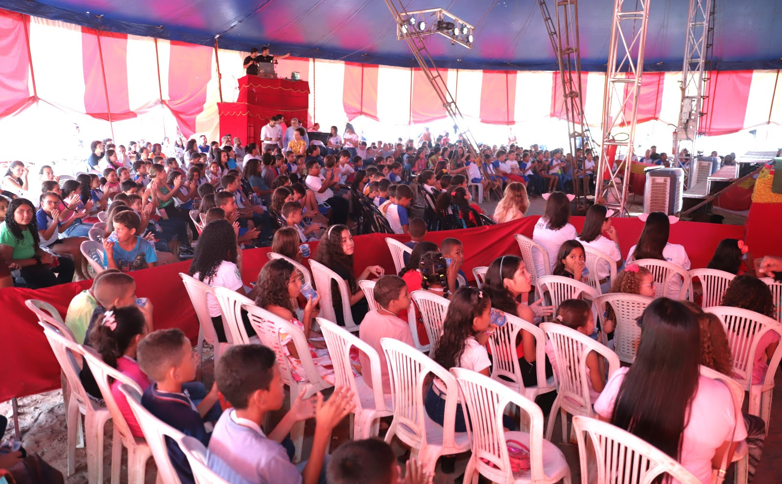 Pela manhã, cerca de 300 alunos de quatro escolas municipais foram até o Circo Astro para o evento Ciência no Circo