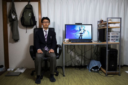 Về tới nhà, Akihiko trò chuyện với vợ trên màn hình máy tính. Ảnh: AFP.
