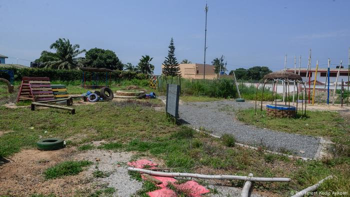 Un parque infantil. La falta de espacios verdes está empujando a algunas personas en Acra a hacer sus propios parques, como este en la finca Teshie Nungua Estate.
