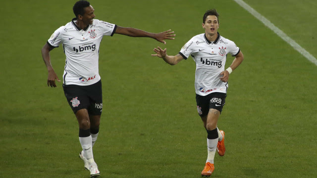 Corinthians e Athletico-PR empatam jogo frenético de seis gols pelo Brasileiro