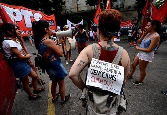 Manifestación en Argentina contra la disminución de sentencias de represores de la dictadura. Foto: AP.